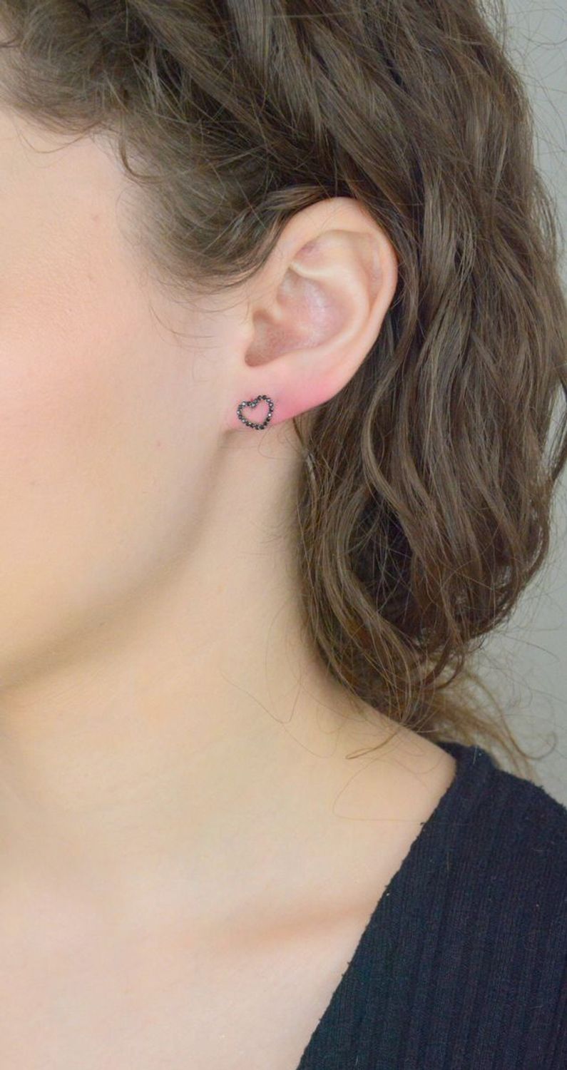 Złote kolczyki serca ozdobione czarnymi cyrkoniami KL 4796 - 333.jpg